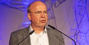 Peter Wedde am Redner.innenpult.