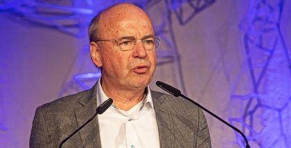 Peter Wedde am Redner.innenpult.