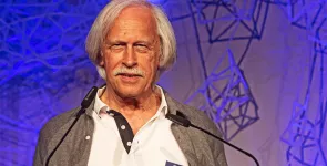 Rolf Gössner am Redner.innenpult.