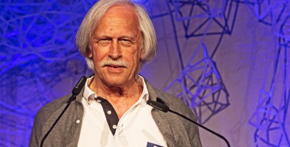 Rolf Gössner am Redner.innenpult.