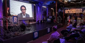 Julian Nida-Rümelin auf die Bühne projeziert.