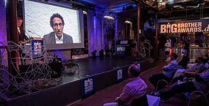 Julian Nida-Rümelin auf die Bühne projeziert.