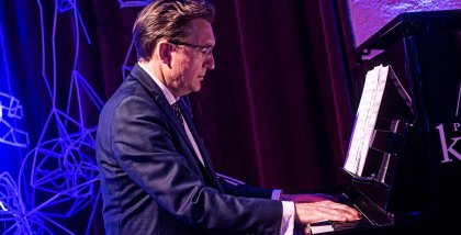 Musikalische Untermalung am Piano während der BBAs 2021.