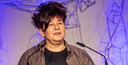 Rena Tangens am Redner.innenpult.