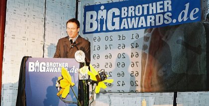 Moderator Andreas Liebold am Redner.innenpult.