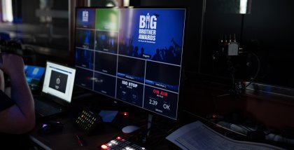 Blick auf den Regiemonitor der BigBrotherAwards.