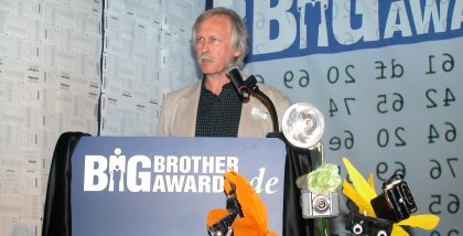 Rolf Gössner am Redner.innenpult der BBAs 2006.