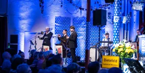Eine Jazzband auf einer dekorierten Bühne.