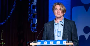 Laudator Frank Rosengart am Redepult.