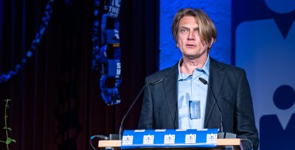 Laudator Frank Rosengart am Redepult.