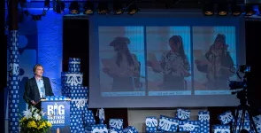 Frank Rosengart am Redepult. Im Hintergrund die Präsentation zu seiner Laudatio.