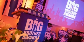 Dekoriertes Redepult der BigBrotherAwards 2023.