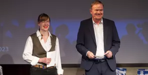 Moderatorin Julia Witte und Moderator Andreas Liebold auf der Bühne.