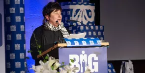 Rena tangens am Redepult.