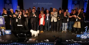 Das Team von Digitalcourage, die Jury und alle Helfer.innen auf der Bühne.
