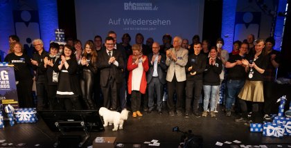 Das Team von Digitalcourage, die Jury und alle Helfer.innen auf der Bühne.