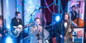 Die Vintage-Jazz-Band „Rootbirds“ auf der Bühne.