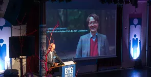 Thilo Weichert verkündet den ersten Preisträger.