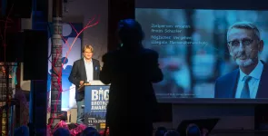Frank Rosengart verkündet den Preisträger „Polizei Sachsen“.