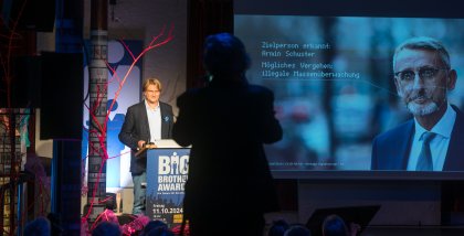 Frank Rosengart verkündet den Preisträger „Polizei Sachsen“.