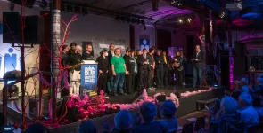 Helfer.innen, Ehrenamtliche und das Team von Digitalcourage auf der Bühne.