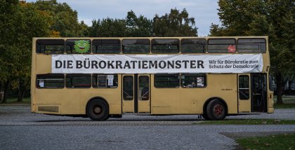 Bus der Bürokratiemonster.