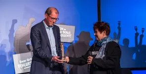 Ingo Behrens vom Verwaltungsgerichts Hannover nimmt den Award von Rena Tangens entgegen.