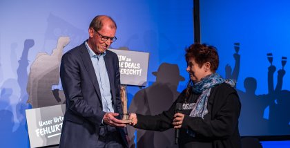 Ingo Behrens vom Verwaltungsgerichts Hannover nimmt den Award von Rena Tangens entgegen.