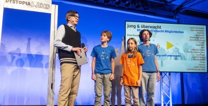 Die Teckids-Gemeinschaft auf der Bühne.