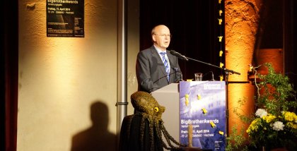 Prof. Dr. Peter Wedde am Redner.innenpult.