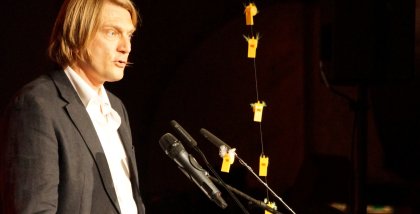 Frank Rosengart am Redner.innenpult der BigBrotherAwards.
