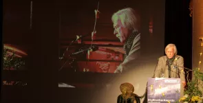 Rolf Gössner am Redner.innenpult.