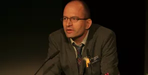 Sönke Hilbrans am Redner.innenpult der BigBrotherAwards 2014.