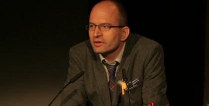 Sönke Hilbrans am Redner.innenpult der BigBrotherAwards 2014.