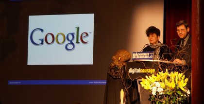 Rena Tangens und padeluun am Redner.innenpult. Im Hintergrund das Google-Logo.