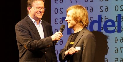 Moderator Andreas Liebold interviewt Nils Büschke.