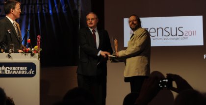 Die BBA-Statue wird von Werner Hülsmann überreicht.