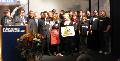 Die Jury und Helfer.innen stehen auf der Bühne.