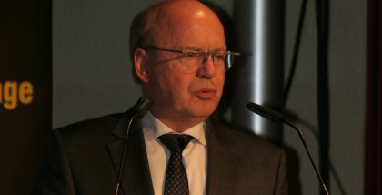 Prof. Dr. Peter Wedde am Redner.innenpult.