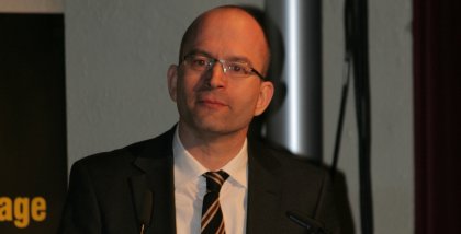 Sönke Hilbrans am Redner.innenpult der BigBrotherAwards 2013.