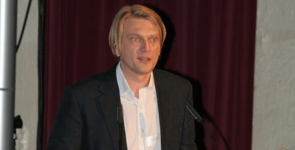 Frank Rosengart am Redner.innenpult der BigBrotherAwards.