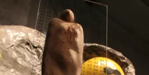 Detailaufnahme der BBA-Statue, im Hintergrund die Datenkrake.