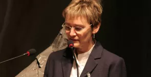 Karin Schuler am Redner.innenpult.