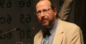 Werner Hülsmann am Redner.innenpult.
