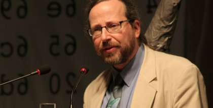 Werner Hülsmann am Redner.innenpult.