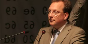 Fredrik Roggan am Redner.innenpult.