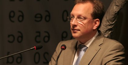 Fredrik Roggan am Redner.innenpult.