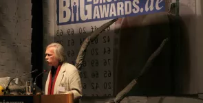 Rolf Gössner am Redner.innenpult.