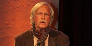 Rolf Gössner am Redner.innenpult.