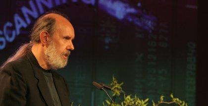 Frans Valenta am Redner.innenpult. Im Hintergrund das Wort "Scanning".
